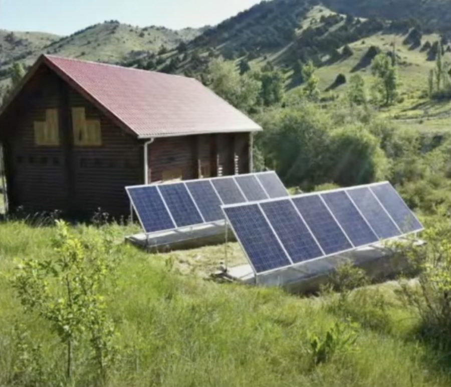 Cabana cu sistem fotovoltaic off grid